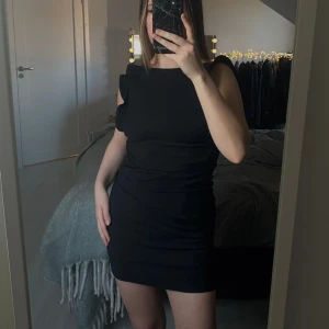 Zara klänning - Elegant svart klänning från Zara med djup rygg, fina volanger vid ärmarna✨