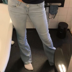 Lågmidjade jeans - Säljer mina jeans då jag har två likadana. De är använda men i fint skick förutom att de är slitna nere vid benen då de är för långa på mig som är 165💞midjemåttet är 70cm
