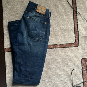 Lee jeans 31 34 - Ett par schyssta jeans från lee i modellen Arvin (Slim fit) och storlek 31 W/34 L. Hör av er för fler bilder och priset är inte hugget i sten. 