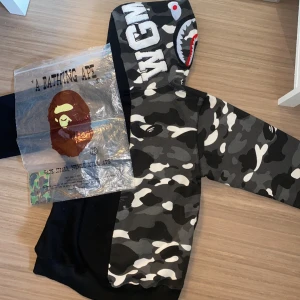 Bape hoddie - Säljer min äkta BAPE hoddie i storlek M/S Påse och lapp kommer med Pris och byten kan diskuteras 