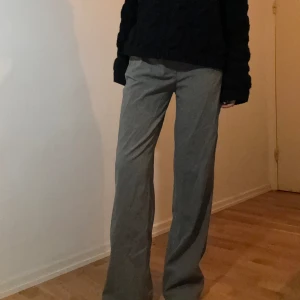 Gråa kostymbyxor - Gråa kostymbyxor från Pull&bear i storleken S