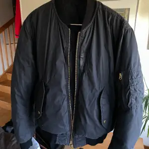 Perfekt bomber, väldigt varm och skön as seen på ex A$AP Rocky En av tagsen är skuren som man ser på bilden, förmodligen för att den såldes på en archive sale