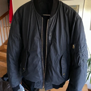 Acne Studios sid bomber - Perfekt bomber, väldigt varm och skön as seen på ex A$AP Rocky En av tagsen är skuren som man ser på bilden, förmodligen för att den såldes på en archive sale