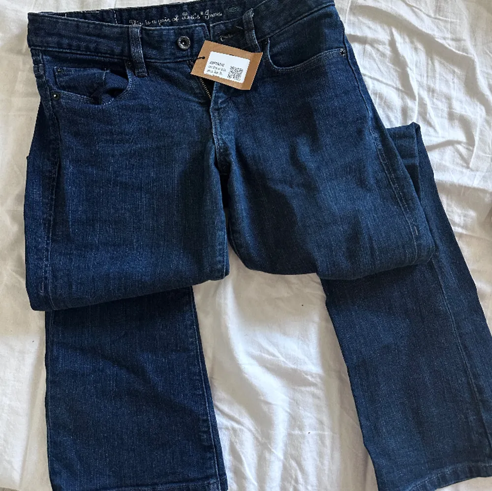 Låga Levis jeans i bootcut modell. Strl 25. Bra skick! Köpte dom på Sellpy men dom var försmå.. Jeans & Byxor.