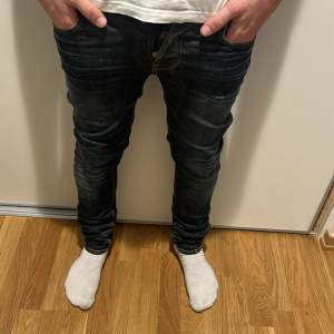 Säljer dessa feta Nudie jeans. Storleken är 28-32 men sitter  lite små i storleken!