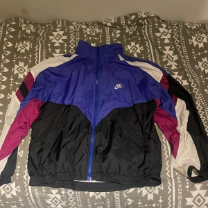 Vintage nike jacka - Nike jacka, ganska använd. Inte helt säker på storleken men den är nog M, passar även som S