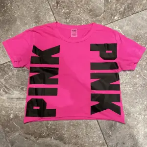 En neon rosa jättefin topp/T-shirt från Victoria secret. Säljs i befintligt skick. Säljer pga stor garderobrensning. Kika gärna på mina andra annonser, säljer mycket:) 