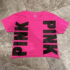 Victoria secret topp  - En neon rosa jättefin topp/T-shirt från Victoria secret. Säljs i befintligt skick. Säljer pga stor garderobrensning. Kika gärna på mina andra annonser, säljer mycket:) 