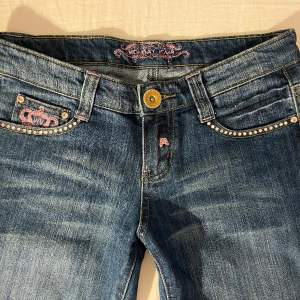 Lågmidjade bootcut jeans från märket monday jeans (liknar Victoria Beckham)  Midjemått: 35 cm  Innebenslängd: 85 cm  Står storlek 38 men skulle mer säga att de passar en 36❤️
