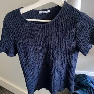 tröja  - jättefin blå tröja från zara, kommer inte till användning riktigt. använt två gånger. fint skick, skönt material.