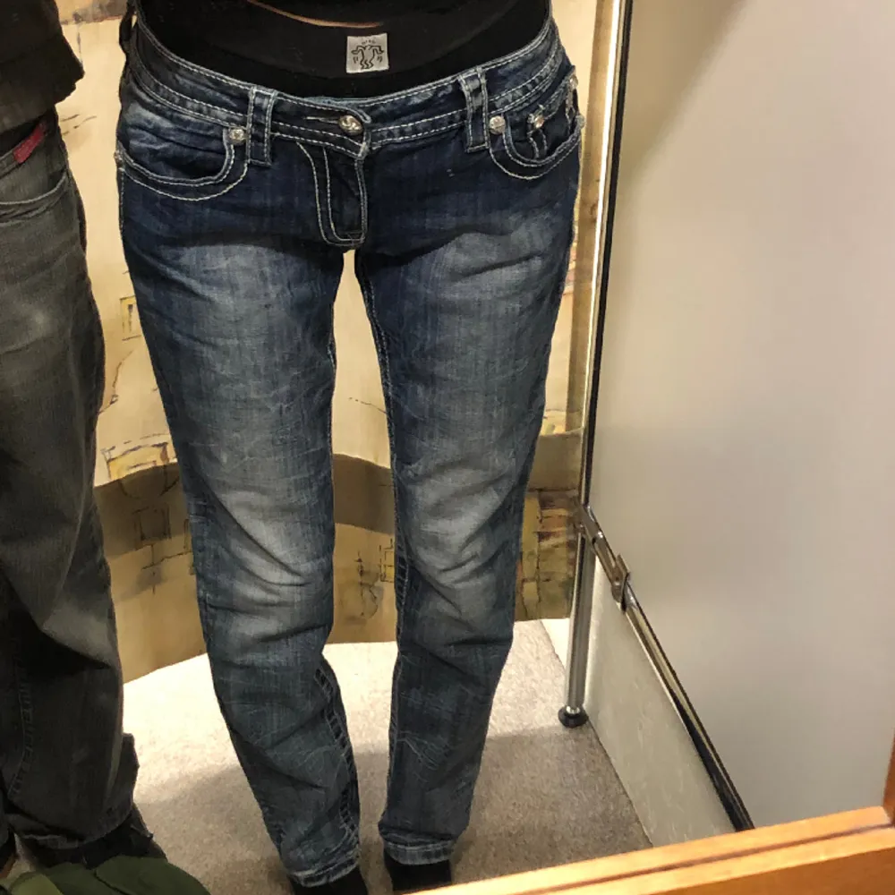 Feta miss me jeans i storlek 28, köparen står för frakt🙏. Jeans & Byxor.