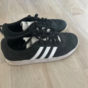 Adidas skor - Säljer ett par assnygga adidas skor. Inte alls använda mycket. Förstår inte riktigt storleken på skorna. Men de passar mig som har storlek 36/37