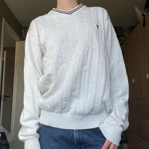 Vit tjocktröja från U.S polo assn. - Bekväm kabelstickad tröja med liten v-ringning. Storlek M, sitter mer som L. Två små fläckar på framsidan (bild tre). Skriv om ni undrar nått! 