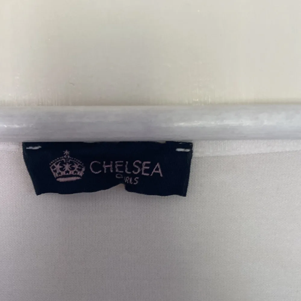 Supergulliga blus från Chelsea!! Köpt för längesen men aldrig använd 💕 . Blusar.