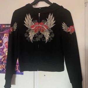 Svart tröja - En svart tröja som är för liten för mig, den har en massa fina detaljer på både bröst o armar. samfraktar gärna med andra saker! 