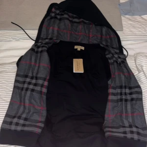 Burberry kofta - Fin burberry kofta i bra skick, Storlek S men passar M, köpare står för frakten, skriv om fler frågor.