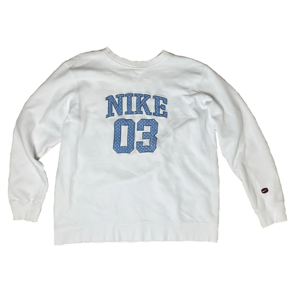 Vit Nike tröja med text, köpt på second hand och har en liten fläck som inte märks av på framsidan. 80% bomull och 20% polyester. . Tröjor & Koftor.