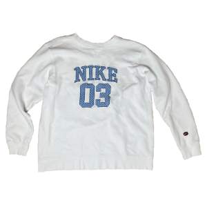 Vit Nike tröja med text, köpt på second hand och har en liten fläck som inte märks av på framsidan. 80% bomull och 20% polyester. 