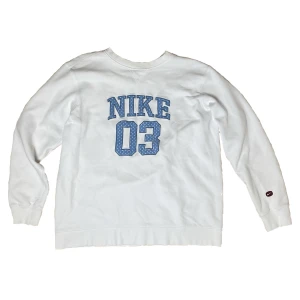 Vit Nike sweatshirt  - Vit Nike tröja med text, köpt på second hand och har en liten fläck som inte märks av på framsidan. 80% bomull och 20% polyester. 