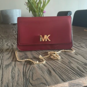 Micael kors väska - Helt oanvänd Micael kors väska i vin röd färg, den är äkta men har ej kvar kvitto! Pris kan diskuteras vid snabb affär.