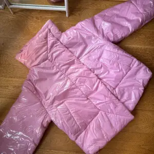 Säljer denna rosa jacka från Junkyard, nypris 1099 kr, säljer för 300 💕 Aldrig använd och prislappen sitter kvar! Kan skicka men även mötas upp, bor på söder🫶🏼
