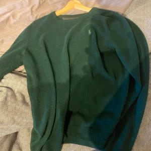 Ralph lauren sweatshirt - As snygg ralph lauren sweatshirt, skick 8/10 modellen är 180. Perfekt till våren