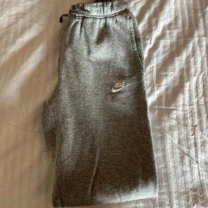 Gråa Nike mjukis  - Säljer pågrund av att jag inte använder dom. Gott skick.😁funkar till både killar och tjejer.