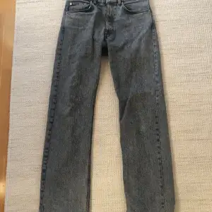 Säljer dess riktigt snygga gråa hope jeans! Storlek 29 och i riktigt bra skick, förutom i benets ändar (3) bilden. Nypris 1499, köp för 549🙌 tveka inte att höra av dig vid frågor!