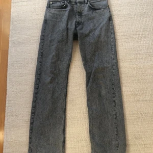 Hope Work strl29 - Säljer dess riktigt snygga gråa hope jeans! Storlek 29 och i riktigt bra skick, förutom i benets ändar (3) bilden. Nypris 1499, köp för 549🙌 tveka inte att höra av dig vid frågor!
