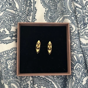 Edblad örhängen - Säljer dessa peak örhängen från Edblad, i använt skick💓