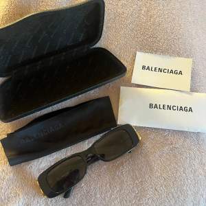 Solglasögon från Balenciaga i modellen DYNASTY RECTANGLE SUNGLASSES. Köpta på Vestiare med äkthet kontroll, kan skicka bild på det. Allt på bilden följer med. Nypris 4200kr