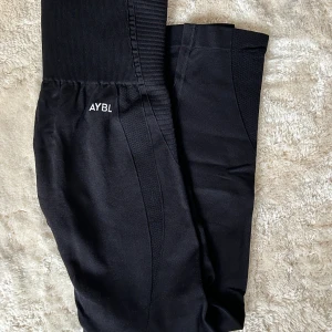 AYBL svarta seamless leggings  - Knappt använda leggings från AYBL i modellen balance V2 seamless. Alltså i nyckick! tåligt och stretchigt material, ingen see through. Storlek S!  Säljs för 349kr + frakt☀️