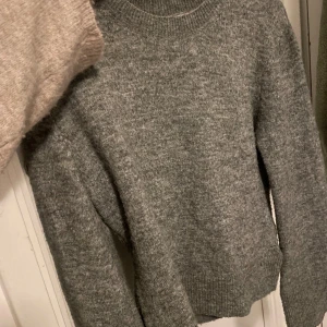 Stickad tröja  - Stickad grå tröja från h&m nästan aldrig använd så säljer den nu slutsåld på hemsidan stolek m men sitter mer som en xs/s ganska liten j stolek 