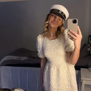 Student klänning - Super fin student klänning från Monki, men som tyvärr inte kommer till användning då jag hittat en annan men glömde lämna tillbaka denna i tid! Nypris 500 kr men jag säljer för 350 kr med prislappen kvar!💞