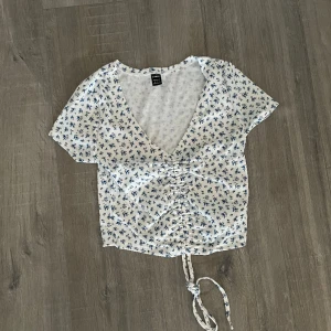 Sommar topp - En blommig topp från Shein. Har använt plagget två gånger sommarn 2023.