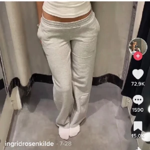 Bikbok low mjukisbyxa - Säljer mina gråa low waisted mjukisar från Bikbok. De är använda men har inga synliga fläckar, noppror, slitningar eller liknande. Sitter bra på mig som är ca 164 och oftast har st 36/38 på byxor. Köpt för 400. Hör gärna av dig vid funderingar!!💞