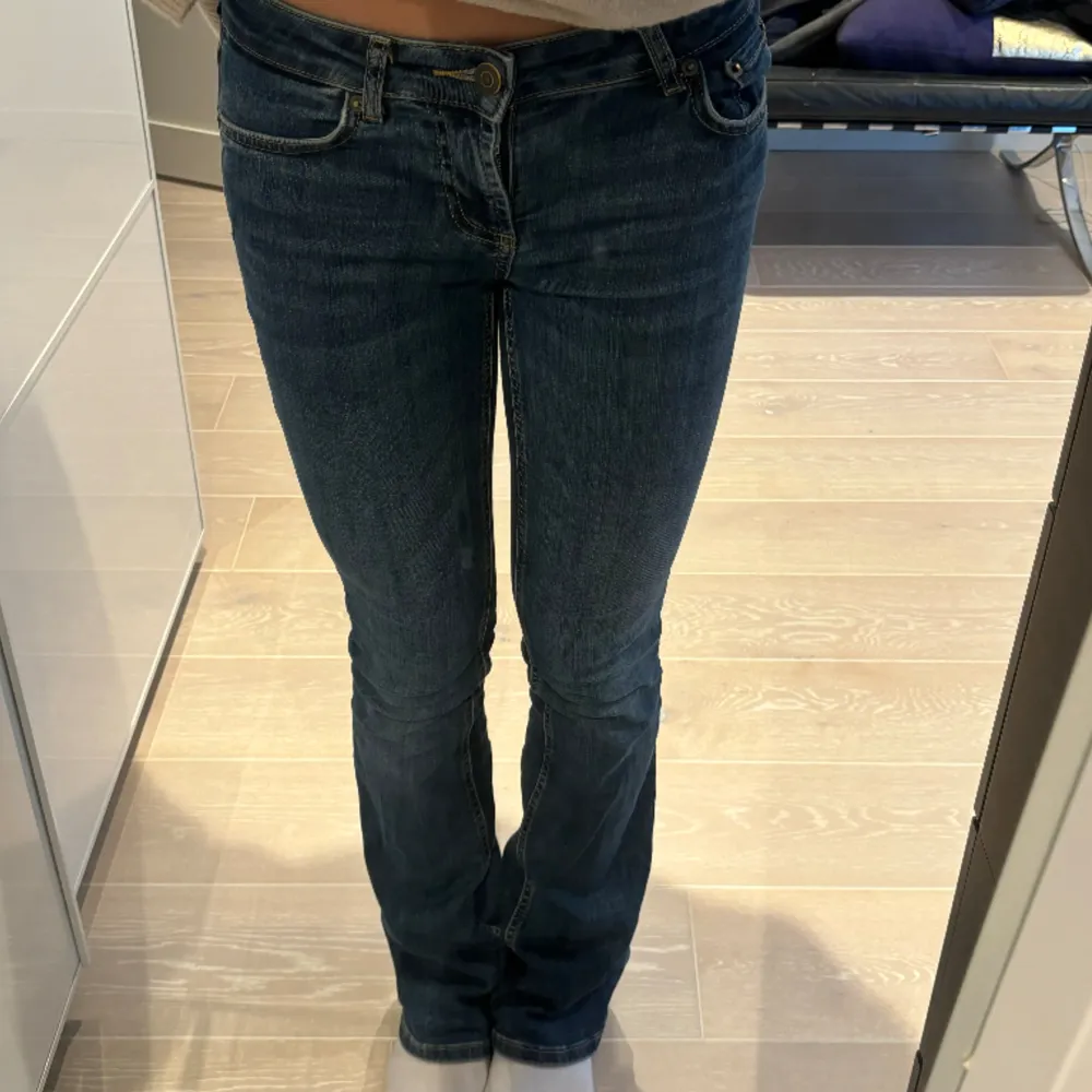 Hej säljer nu ett par jätte snygga jeans de har inga defekter 💗(jag är 167). Jeans & Byxor.