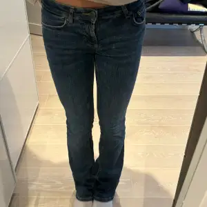 Hej säljer nu ett par jätte snygga jeans de har inga defekter 💗(jag är 167)