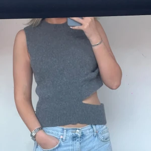 Zara väst/topp - Säljer denna väst/topp ifrån Zara! Använd endast 1 gång!❤️❤️