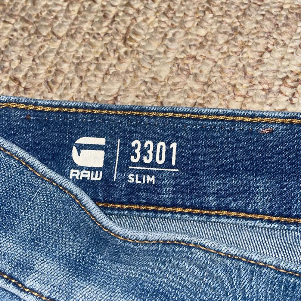 Ett par g star raw jeans som i slim modell. Skick 10/10 använda fåtal gånger Dm för frågor eller funderingar👍. Jeans & Byxor.