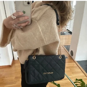 Valentino bags väska❣️ - Superfin men kommer ej till användning ❣️lite slitage vid kedjan närmast hålen därav priset❣️