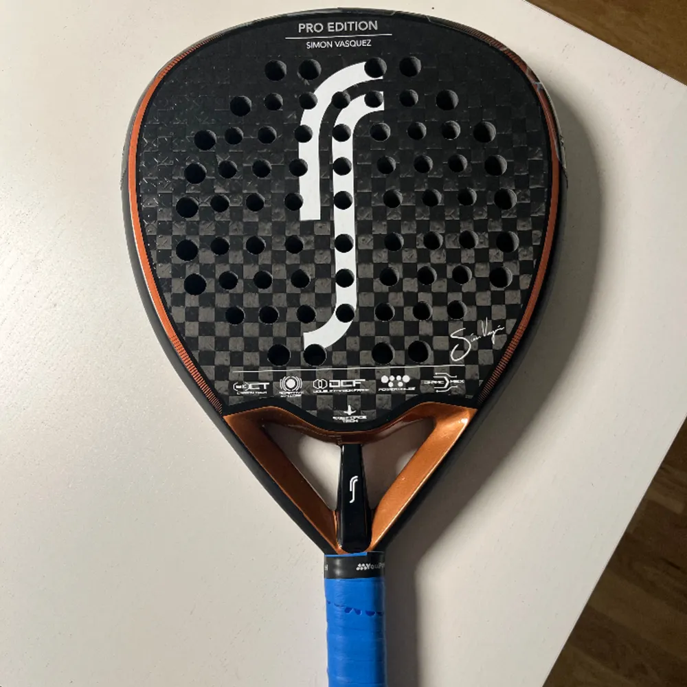 Säljer ett RS racket i väldigt gott skick. Inga repor eller skrapor, endast är att ramskyddet sitter lite halvt pga jag själv satte på det dåligt. Bra racket om du har problem med Axel eller handled pga den lätta vikten! . Övrigt.