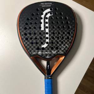 Säljer ett RS racket i väldigt gott skick. Inga repor eller skrapor, endast är att ramskyddet sitter lite halvt pga jag själv satte på det dåligt. Bra racket om du har problem med Axel eller handled pga den lätta vikten! 