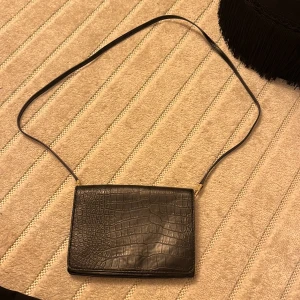 Krokodilväska  - Superfin Krokodilväska med två öppna fack