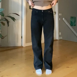 Djerf Avenue straight jeans  - Säljer mina straight jeans från djerf avenue då de tyvärr blivit för stora. Nypris är 1500kr (~150 dollar). Storleken är 32 (L om man vill att de sitter som sista bilden, M om man vill att de sitter som mina bilder). 