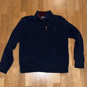Ralph Lauren Half Zip - 9/10 skick. Använd endast fåtal gånger. Inga fläckar eller hål. Kan gå ned i pris vid snabb affär. 
