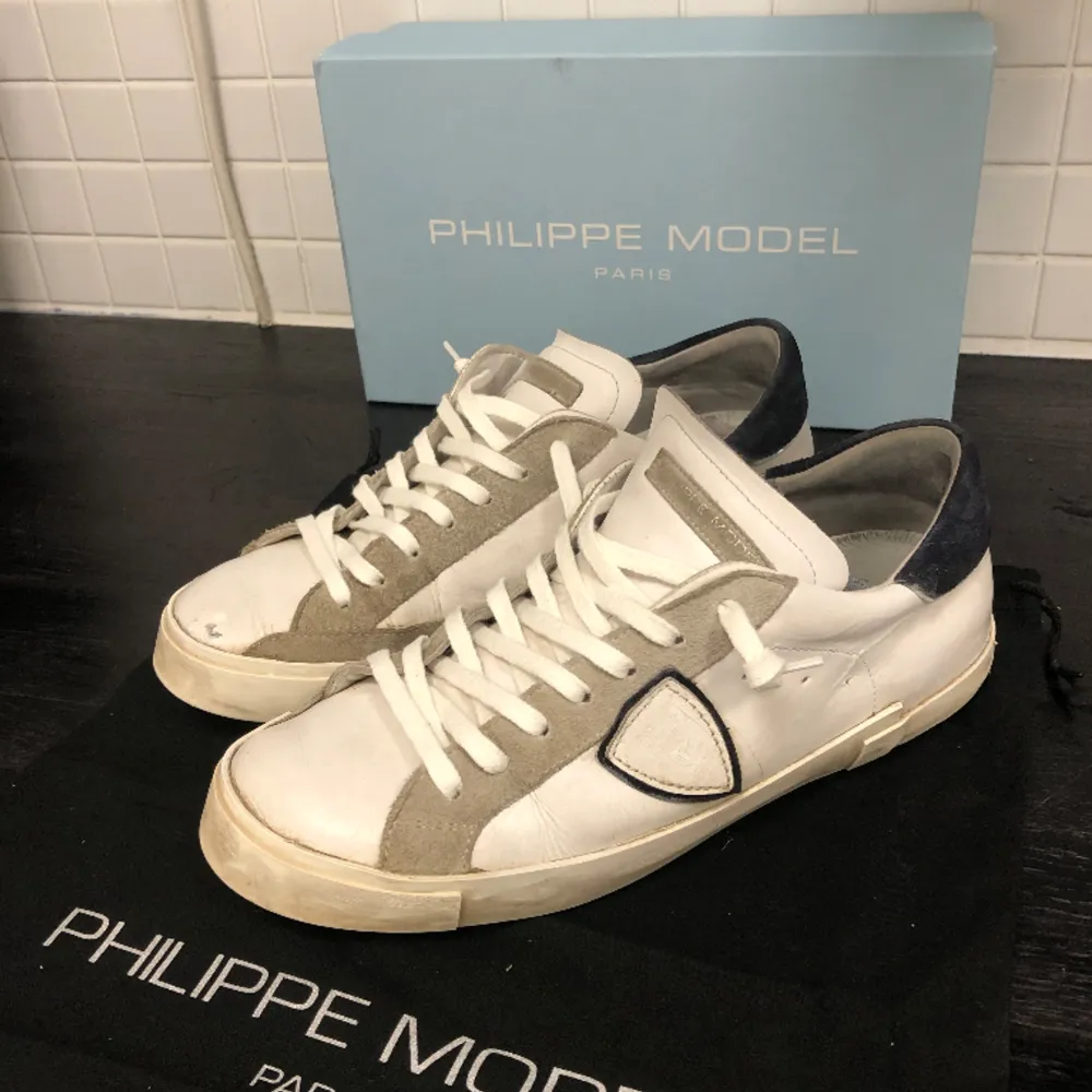 ❗️Designen ska ska vara sliten ❗️ Philippe Model skor i bra skick. Högra skon har minimalt slitage på tån som knappast syns från avstånd. Priset är diskuter bart vid snabb affär. Skriv för minsta fundering! . Skor.