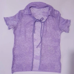 Lila spets topp   - Lila spets topp med krage och liten knut. Den är lite större än vad det ser ut på bilderna. 