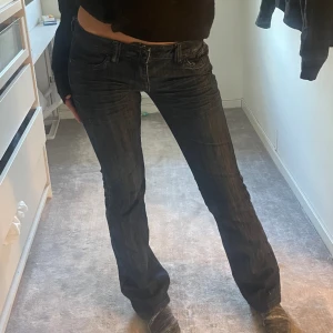 Lågmidjade jeans! - Coola detaljer på fickorna! Midjemått cirka 40 cm, innebenslängden 85cm🙌🏽