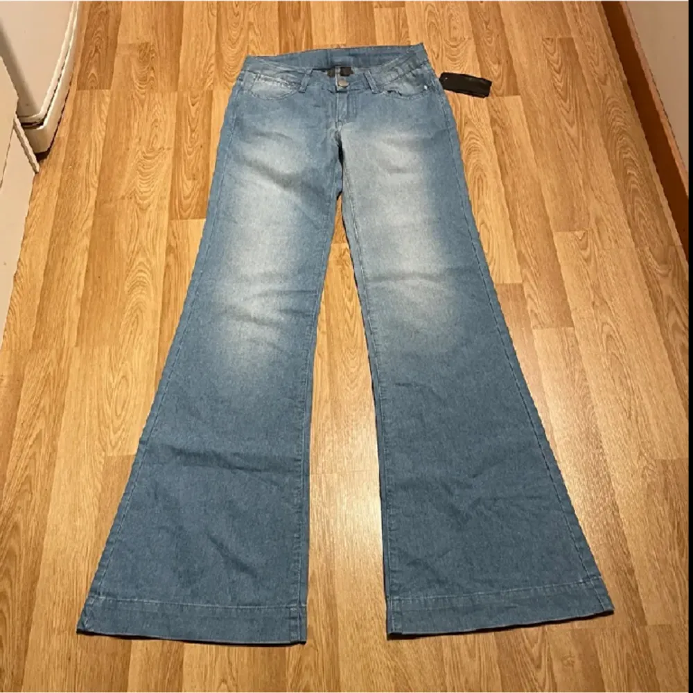 Skitsnygga ljusblå jeans med lapparna kvar🥰 midjemått rakt över- 34 cm Innerbenslängd 85 cm Bilderna är lånade❣️ . Jeans & Byxor.